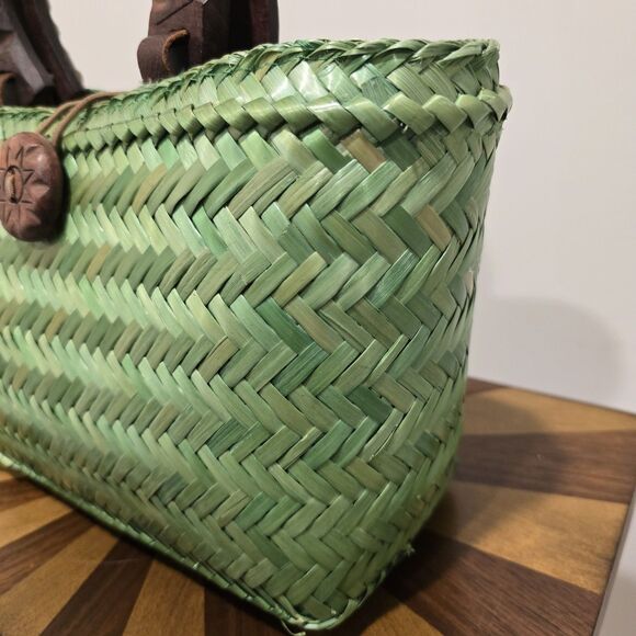 Vintage Boho Island Woven Wicker Bag Purse Rattan Green Wood Handle Beach Hippie - Picture 15 of 15